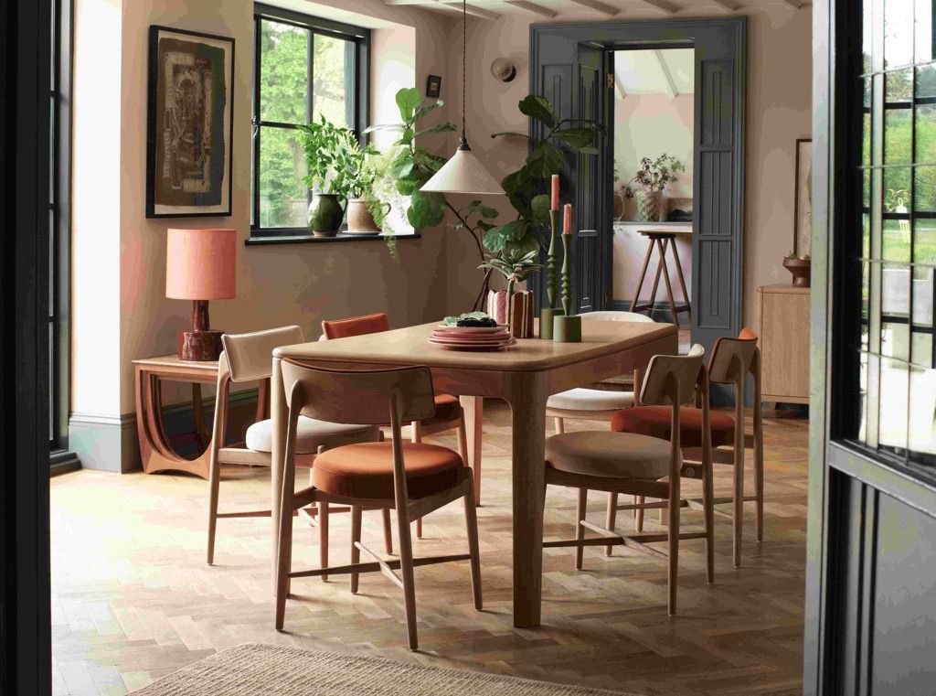 G Plan Maddison 1.6m Extending Dining Table